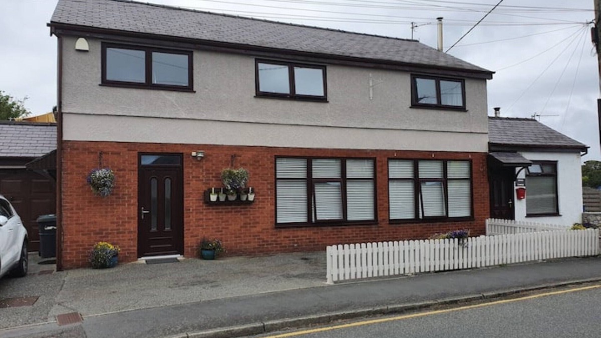 Moelfre House | Yr Hen Weithdy. (The Old Workshop) Ll728hd, sleeps 4 only.n