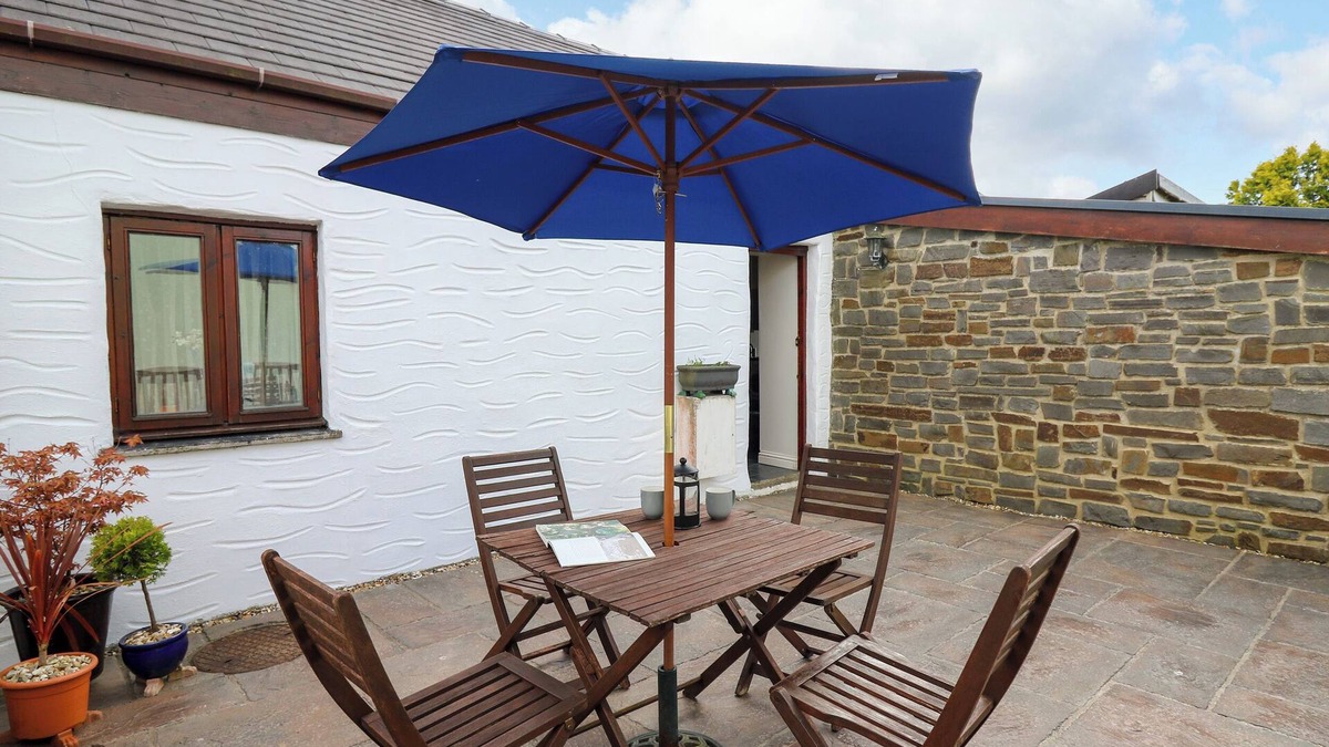 Carmarthen Cottage | YR HEN YSGUBOR, pet friendly, with a garden in St Clears
