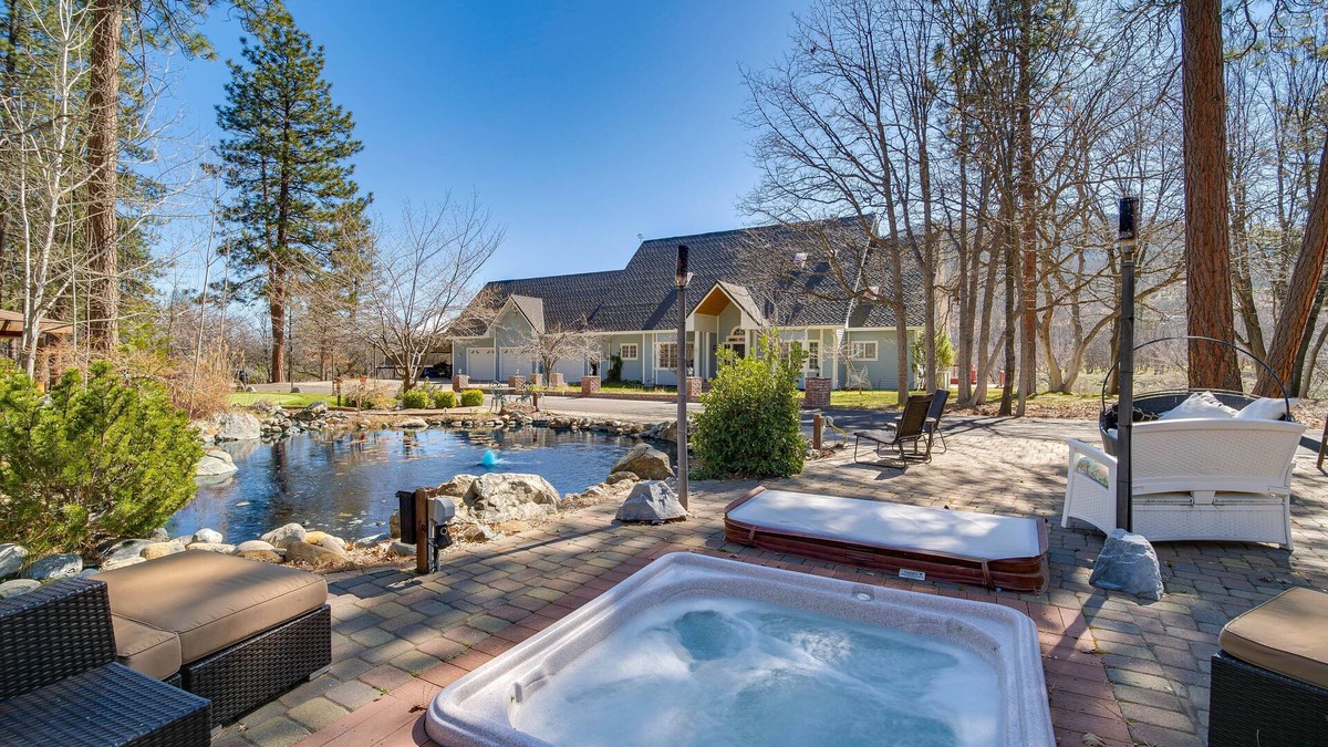 Yreka House | Yreka Home w/Outdoor Oasis on 20 Wooded Acres!