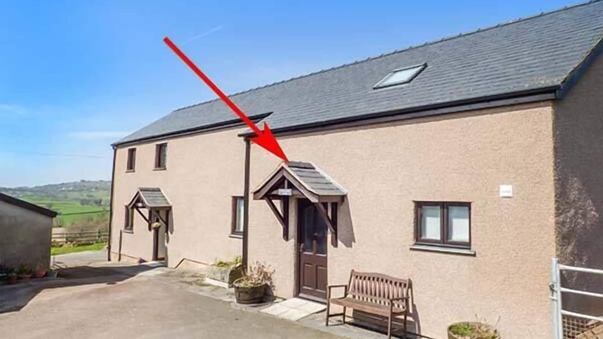 Rhyd-y-foel Cottage | YSGUBOR - BARN, family friendly, with hot tub in Betws Yn Rhos