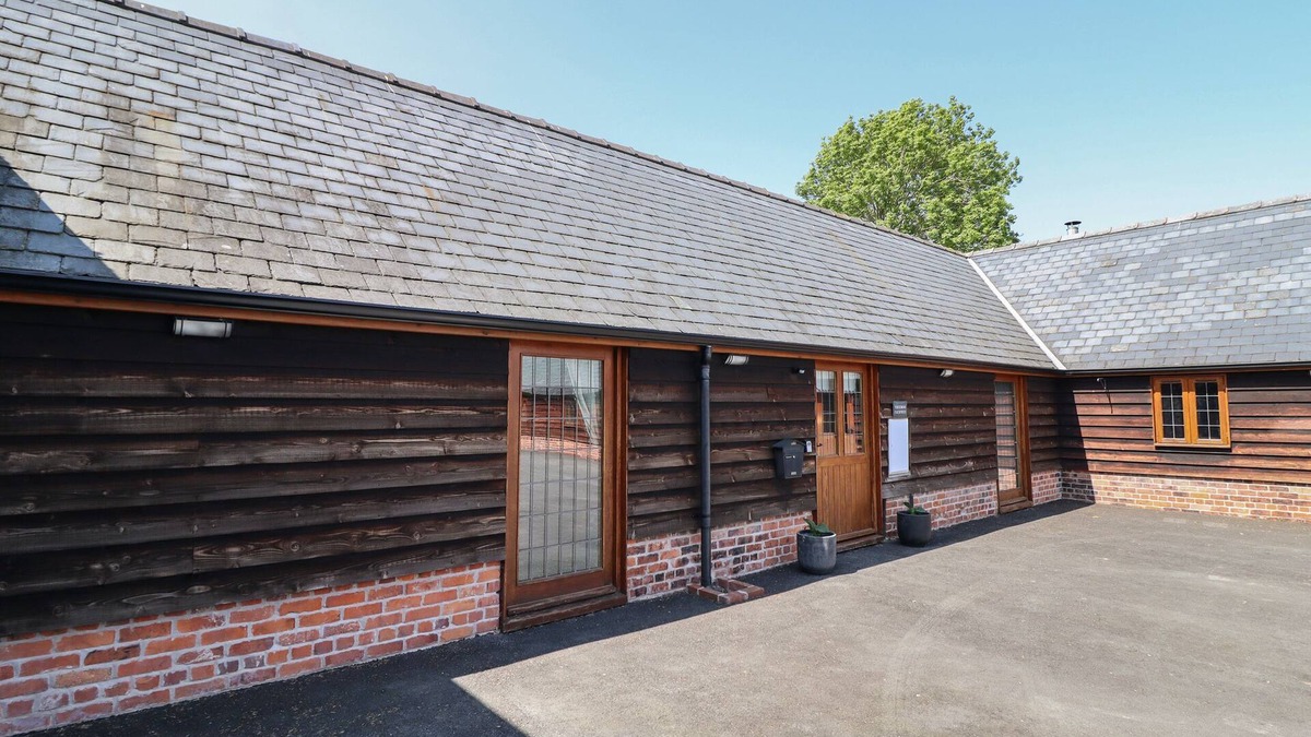Llanfair Caereinion Cottage | YSGUBOR FACHWEN, pet friendly, with a garden in Bettws Cedewain