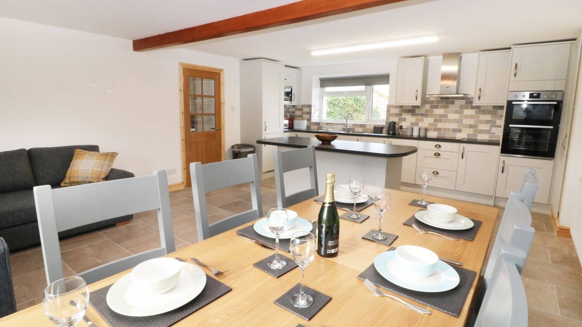 Dinas Cottage | YSGUBOR FAWR, pet friendly, country holiday cottage in Llandwrog