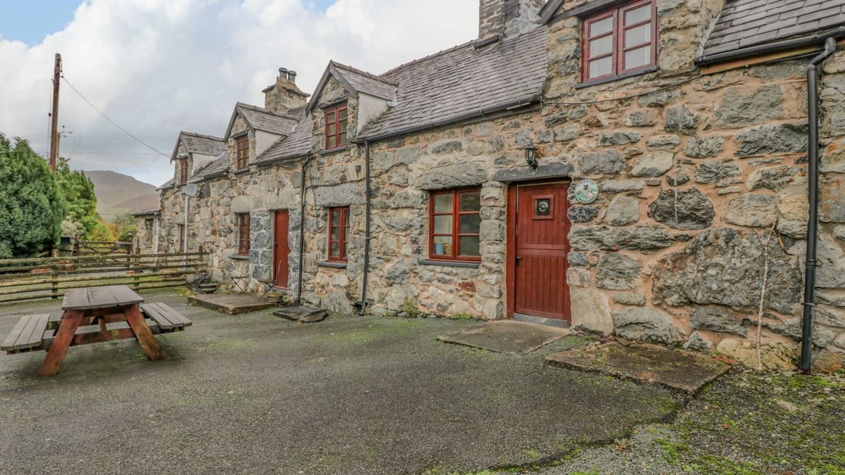 Dinas Mawddwy House | YSGUBOR, pet friendly, character holiday cottage in Dolgellau