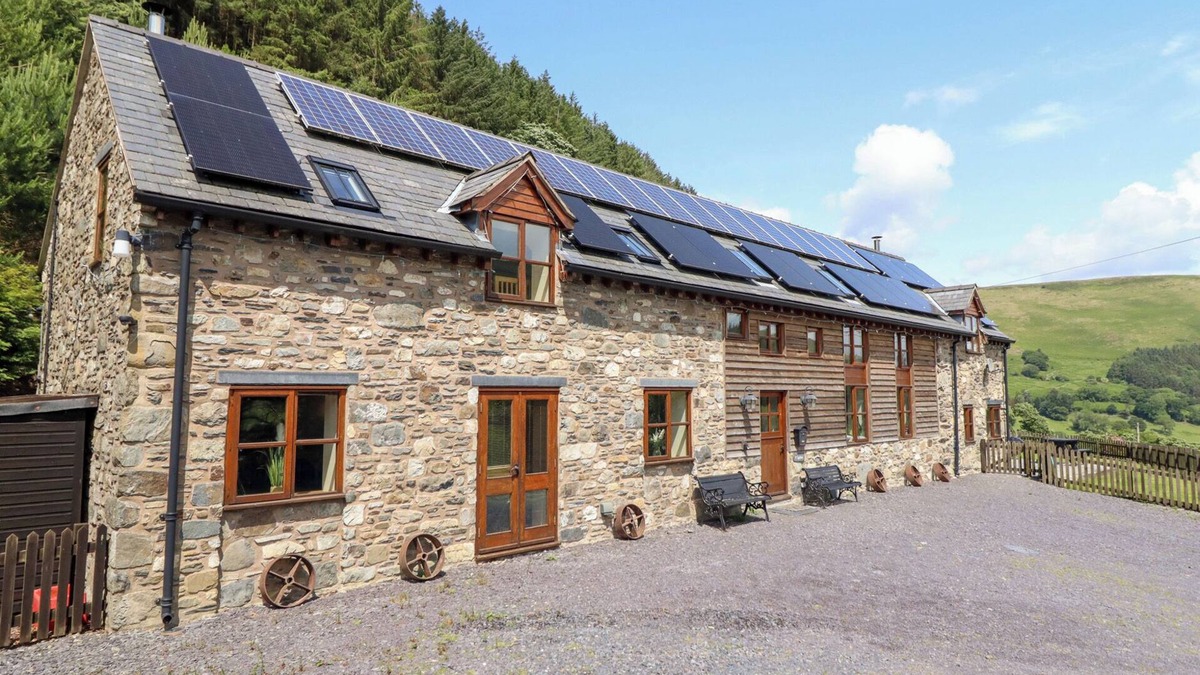 Pennant Melangell Cottage | YSGUBOR PWLLIAGO, pet friendly, luxury holiday cottage in Llangynog