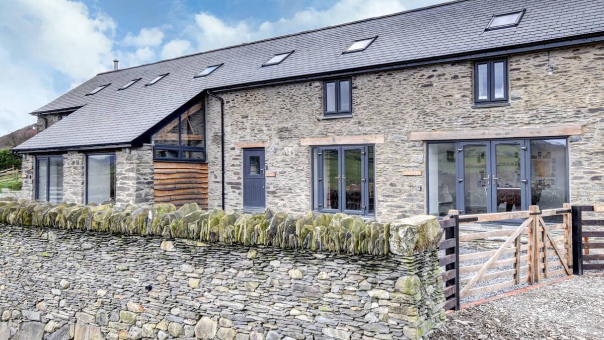 Machynlleth House | Ysgubor Tanllan in Machynlleth