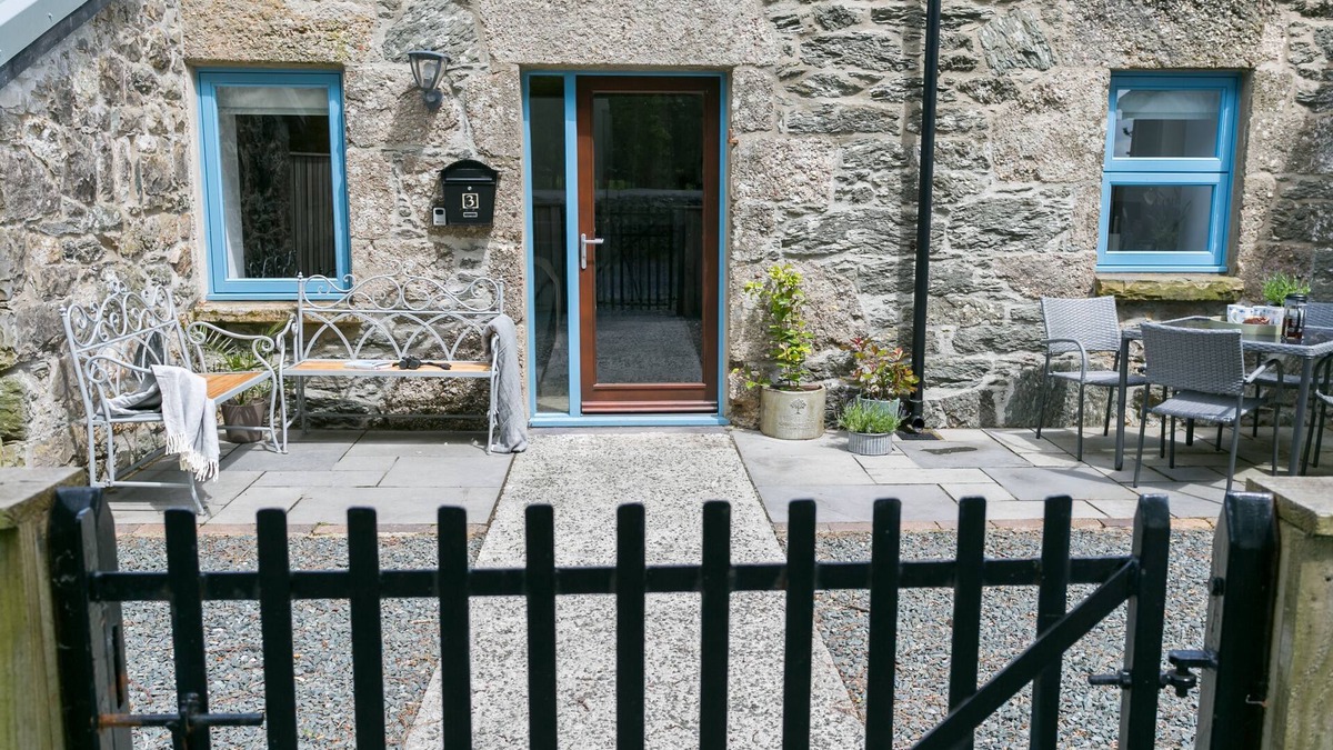 Llanddaniel Fab Cottage | Ysgubor Wennol (Swallow Barn) - a cosy fire that sleeps 4 guests in 2 bedrooms
