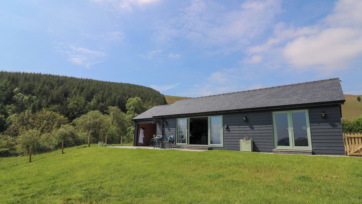 Llandrindod Wells Cottage | YSTRAD WEN, pet friendly, with hot tub in Newbridge-On-Wye