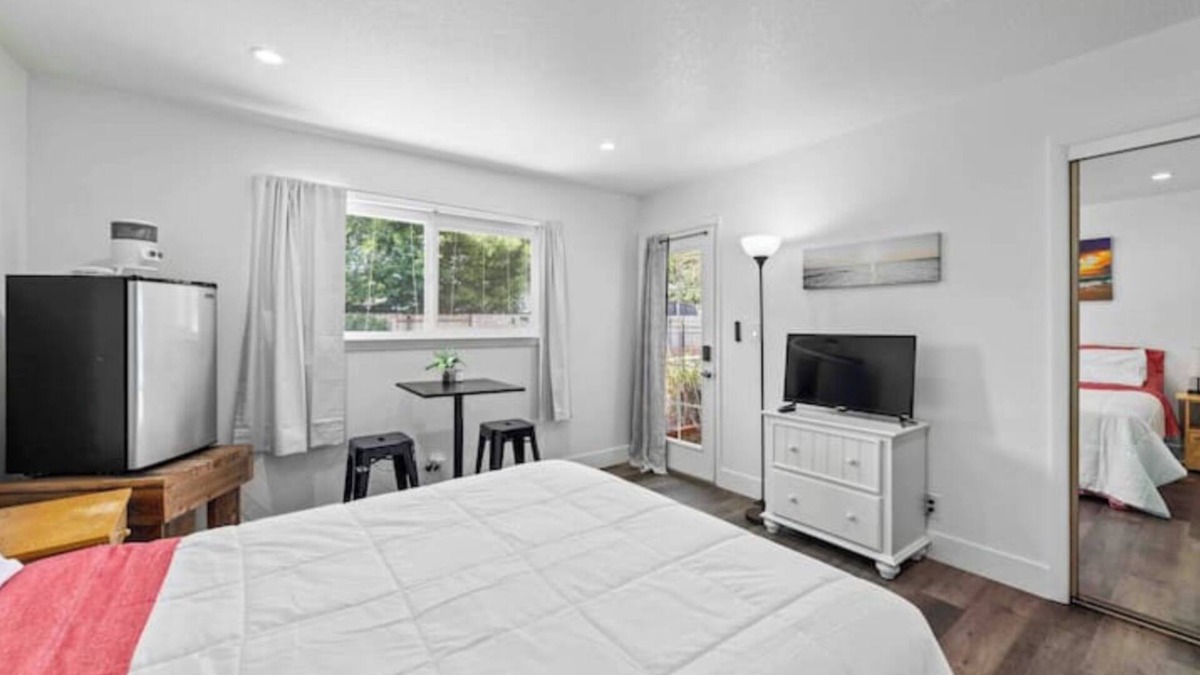 Yuba City Apartment | Yuba City Attached, Private Suite - back unit- Shared Pool, Backyard, Laundry