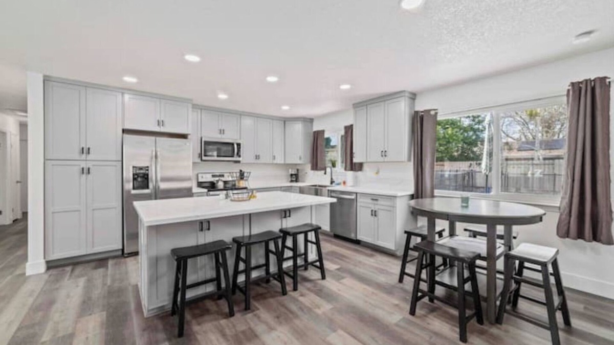 Yuba City Apartment | Yuba City Front Unit 5 beds 1 bath with Shared Pool, Laundry, Backyard