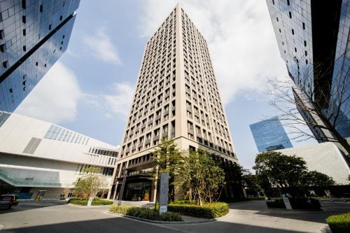 Guangzhou Science City Apartment | Yunying International ApartHotel Shenzhou Road Metro Exit A Branch - Free Shuttle Bus to Canton Fair Complex During Canton Fair Period & Free Deliver Service to Guangzhou Baiyun International Airport