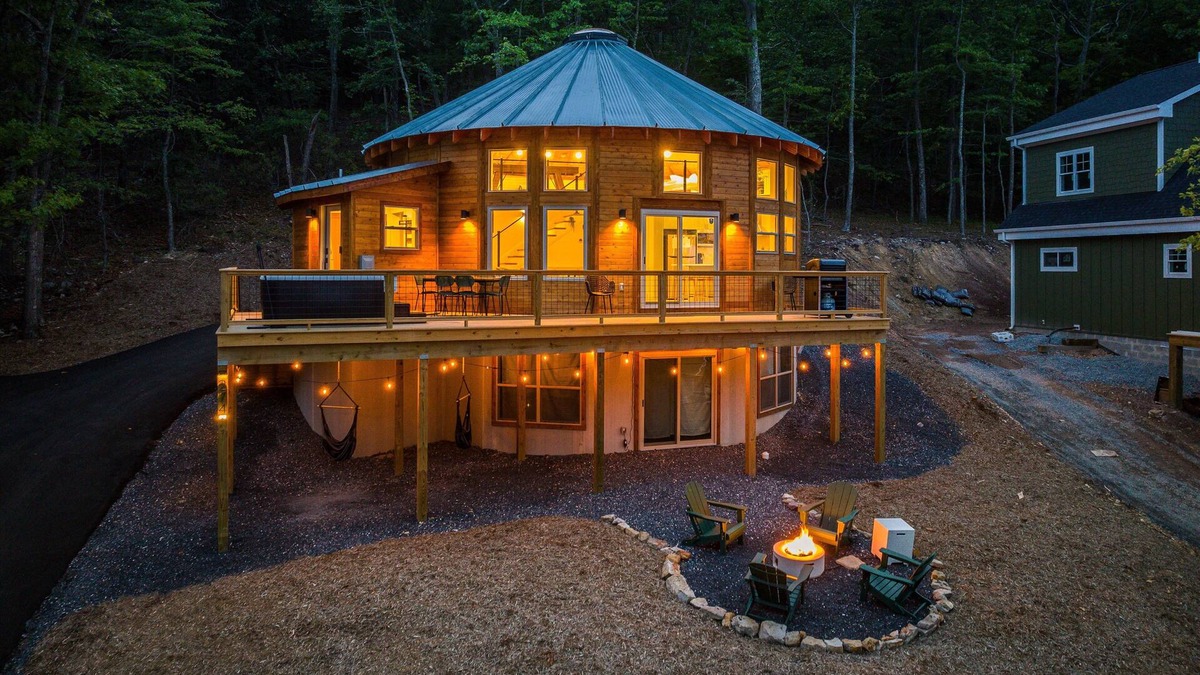McGaheysville Cabin | Yurt Retreat, Hot Tub, Loft w/Shuffleboard, Mtn Views, Fire Pit, EV charger