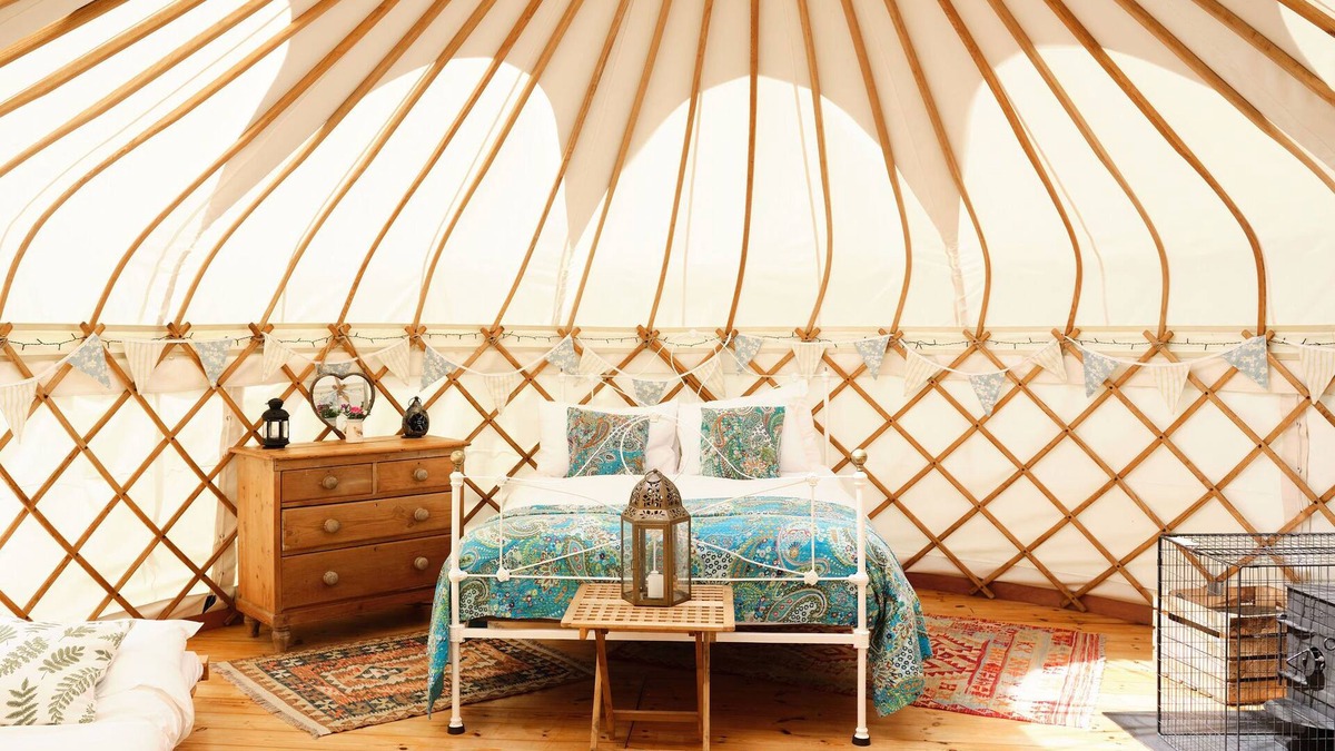 Lanteglos Cabin | Yurts Cornwall - Tremeer Farm