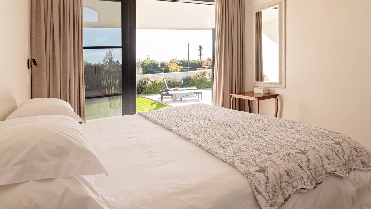 Paarl Apartment | Charming One Bed cottage in the heart of the Winelands with pool.