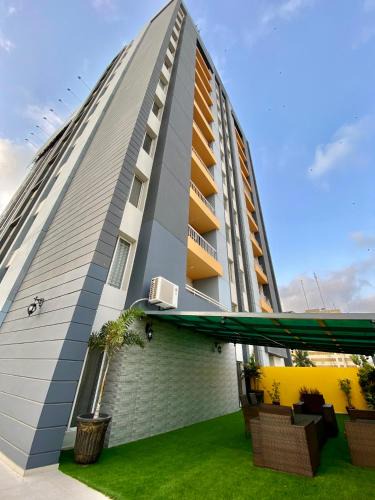 Karachi Apartment | ZAHA Vacation Home 3 - Elegant & Spacious 2 br family apt, Shahrah e Faisal