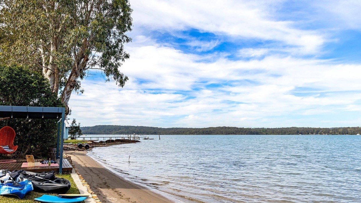 North Arm Cove House | Zahir’s Retreat – large 5-bedroom Coastal waterfront property