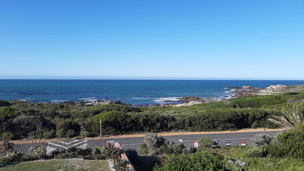 Kleinbaai Apartment | Zeezicht Oceanfront with a beautiful seaview