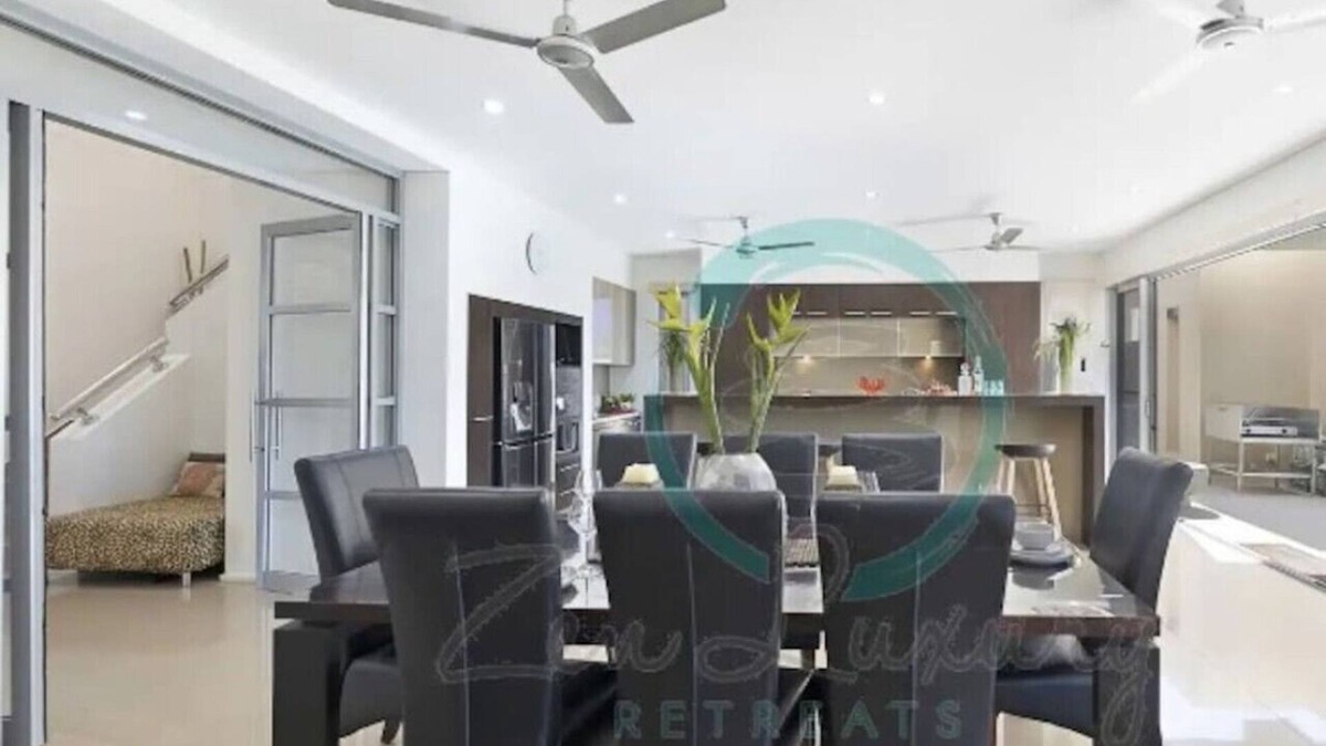 Bayview House | Zen Bayview Bliss: Luxury Marina Mansion