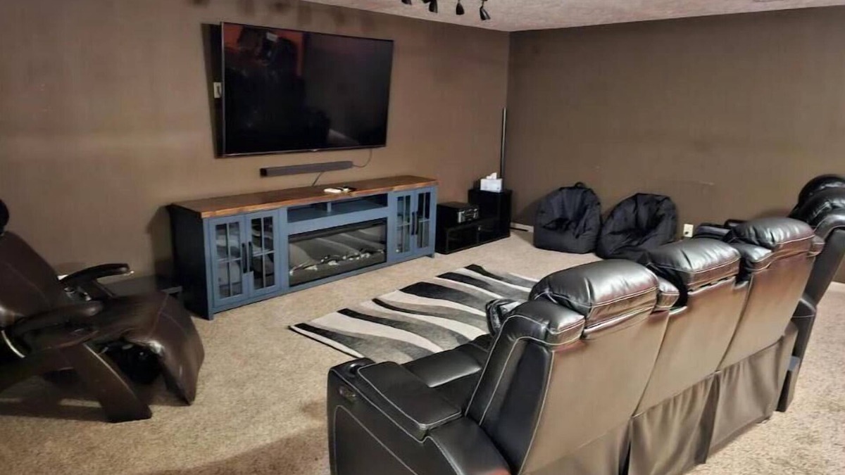 Jefferson House | Zen Den: Movie room, Bar, Games and EV Charger