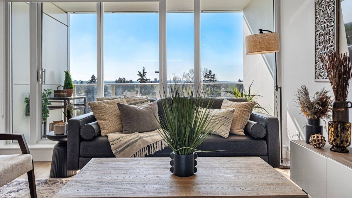 Hillhurst Apartment | Zen Hideaway in Trendy Kensington w Prkg