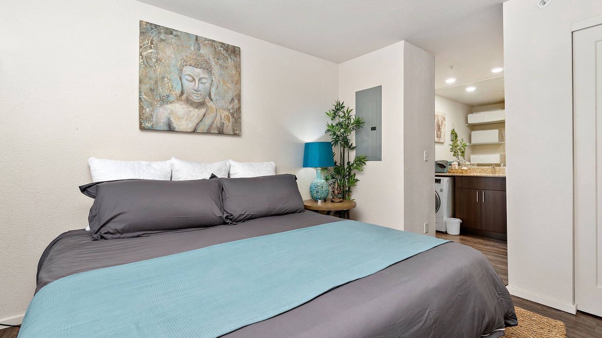 Prairie Village Apartment | Zen House 1 Bed 1Bath Free Wi-Fi Free Parking Spot Comfortable Stay w/Workspace