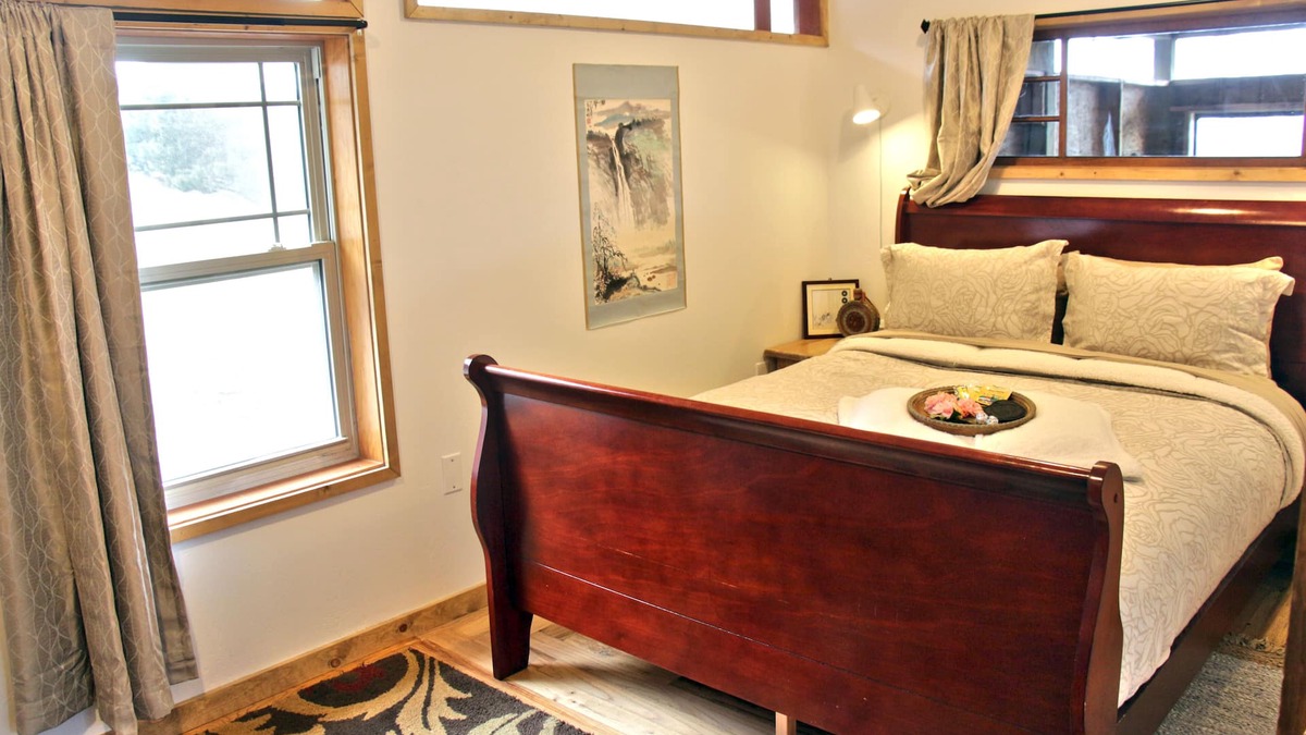 Talent Apartment | Zen Loft with gorgeous views close to Ashland and Medford