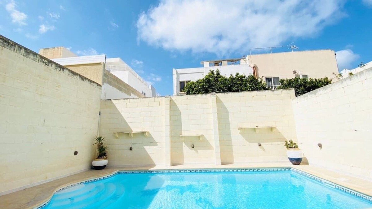 St. Andrew's Villa | Zen villa with pool close to the sea