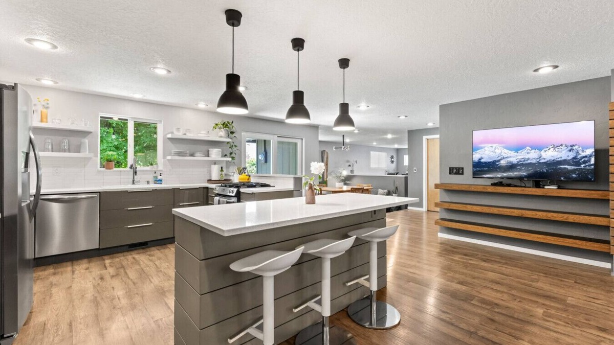 Larkspur House | Zen w/Hot Tub, Office, Yard, Dog Friendly, Park
