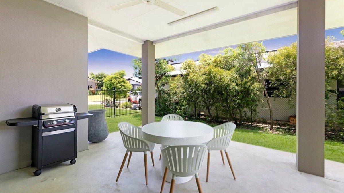 Muirhead House | Zenhouse Harmony: Modern Home ~ Near CDU/Hospital