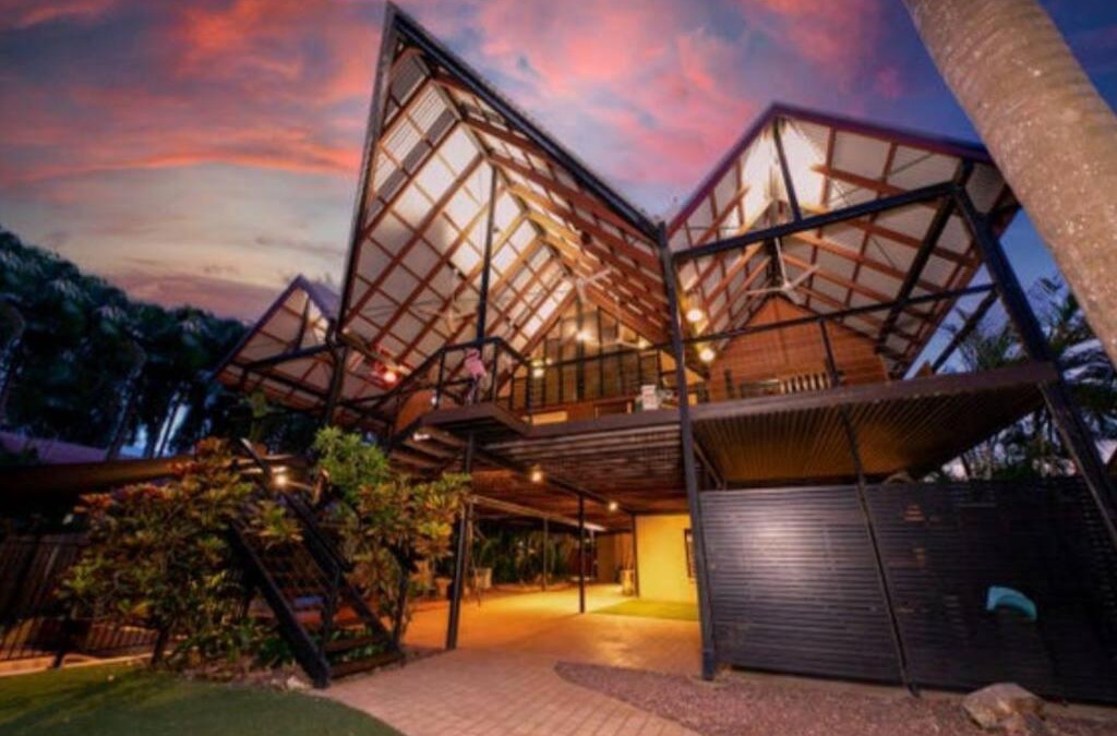 Durack Apartment | ZenLux: 3-Story Corporate Golf Retreat + Pool/BBQ