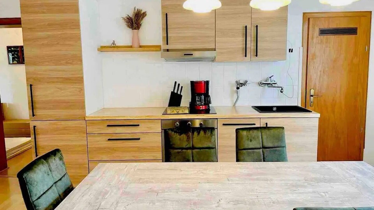 Paulstraße Apartment | Zentral Gelegenes Airbnb: Vollständig Ausgestattet mit Brandneuer Möblierung