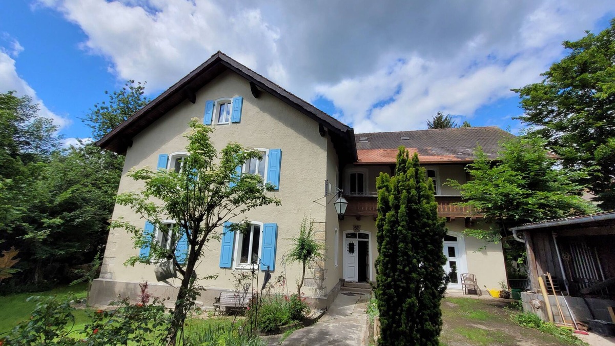 Maxhutte-Haidhof Apartment | Zentral und Ruhig Gelegene Alte Villa