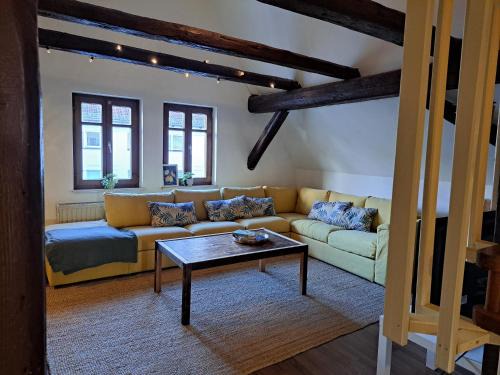 Frickenfelden Apartment | Zentrale Altbau Fewo Marktplatz