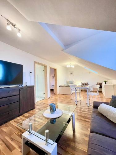 Neuwied Apartment | Zentrales Studio mit Schlafgalerie bis 4 Gäste