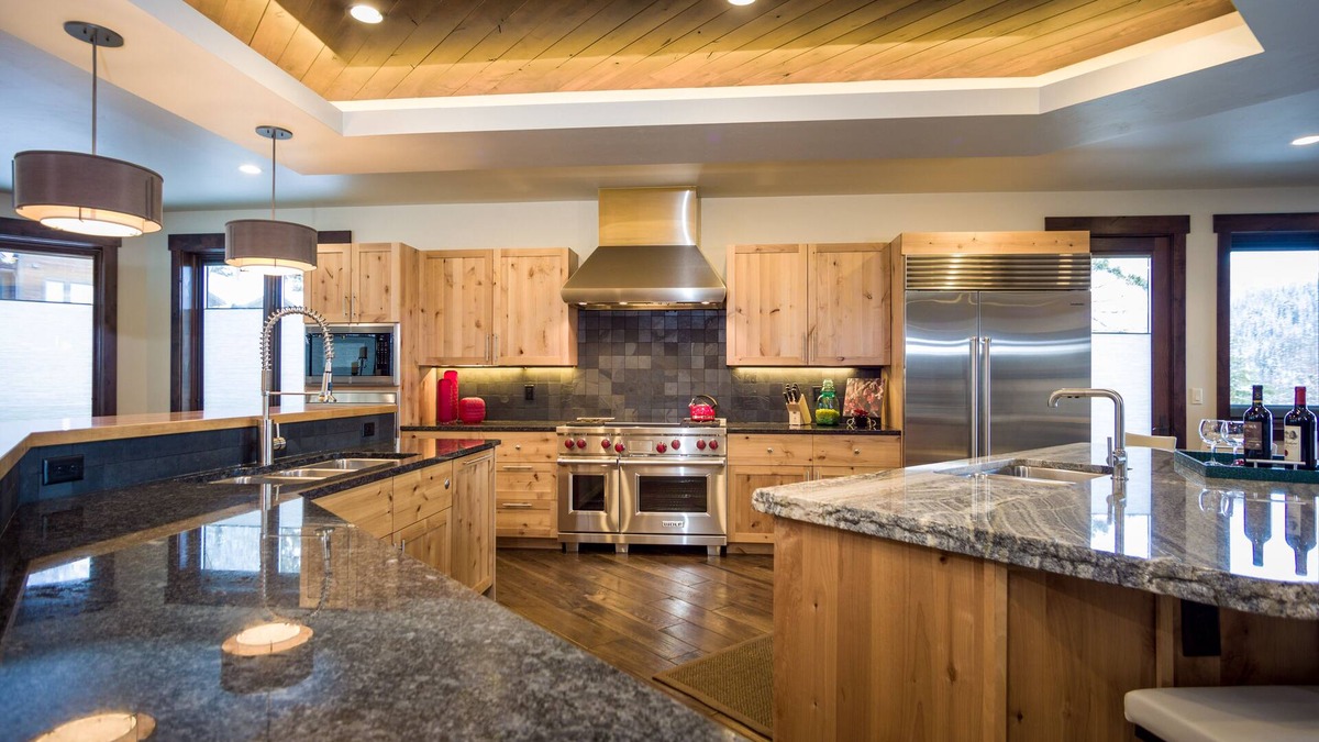 Whitefish House | ZERO steps from patio to ski/hiking trail! Contact owner for just in time deals.