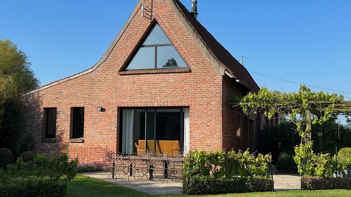 Arques Villa | Zi Villa – 14 people – 6 bedrooms–4 bathrooms – Jacuzzi, pool table, indoor pool