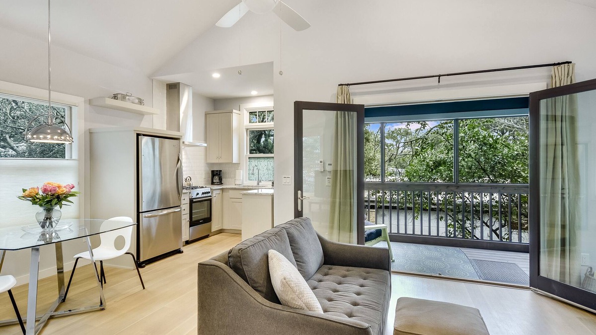Barton Heights House | Zilker Serenity! Treetop deck, king bed. Walk to Barton Springs, dining & music.