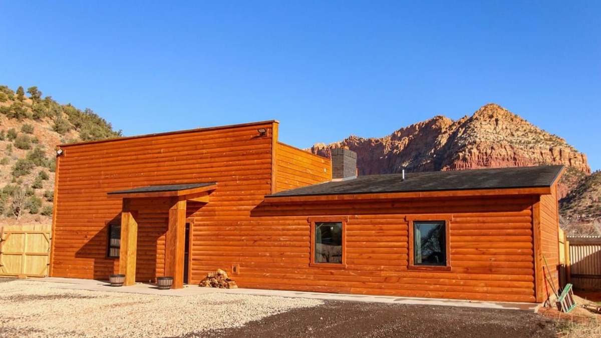 Hildale Cabin | Zion Edge Retreat, new building with hot tub.