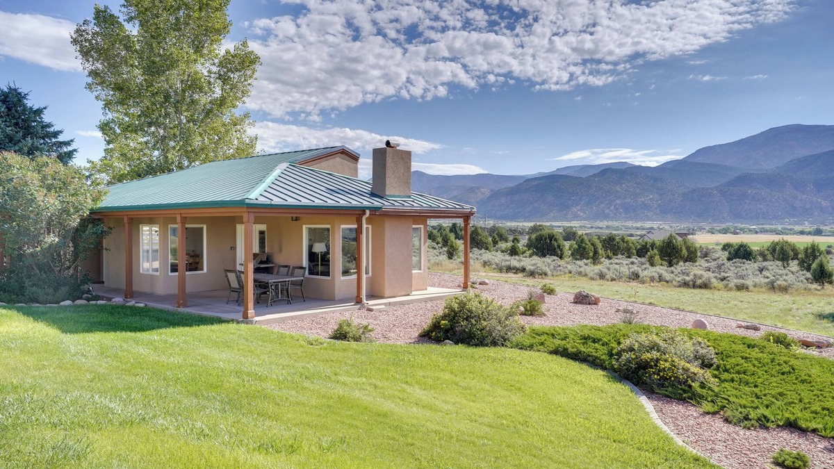 New Harmony House | Zion Mountain Guest House w/Canyon Vistas!