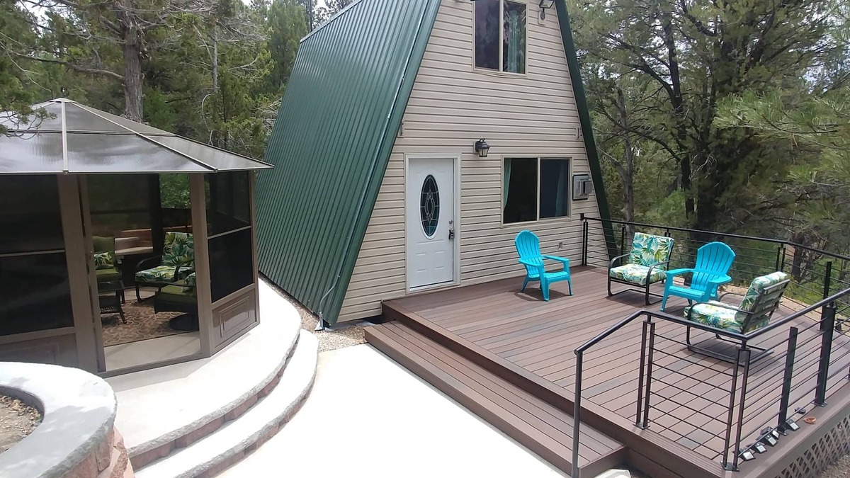 Orderville Cabin | Zion's Cable Mountain Trail Head Cabin sleeps 6 boarders East Zion National Park