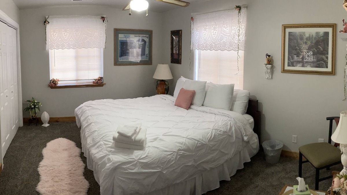 Hildale House | Zion’s South Hideaway Grecian Room