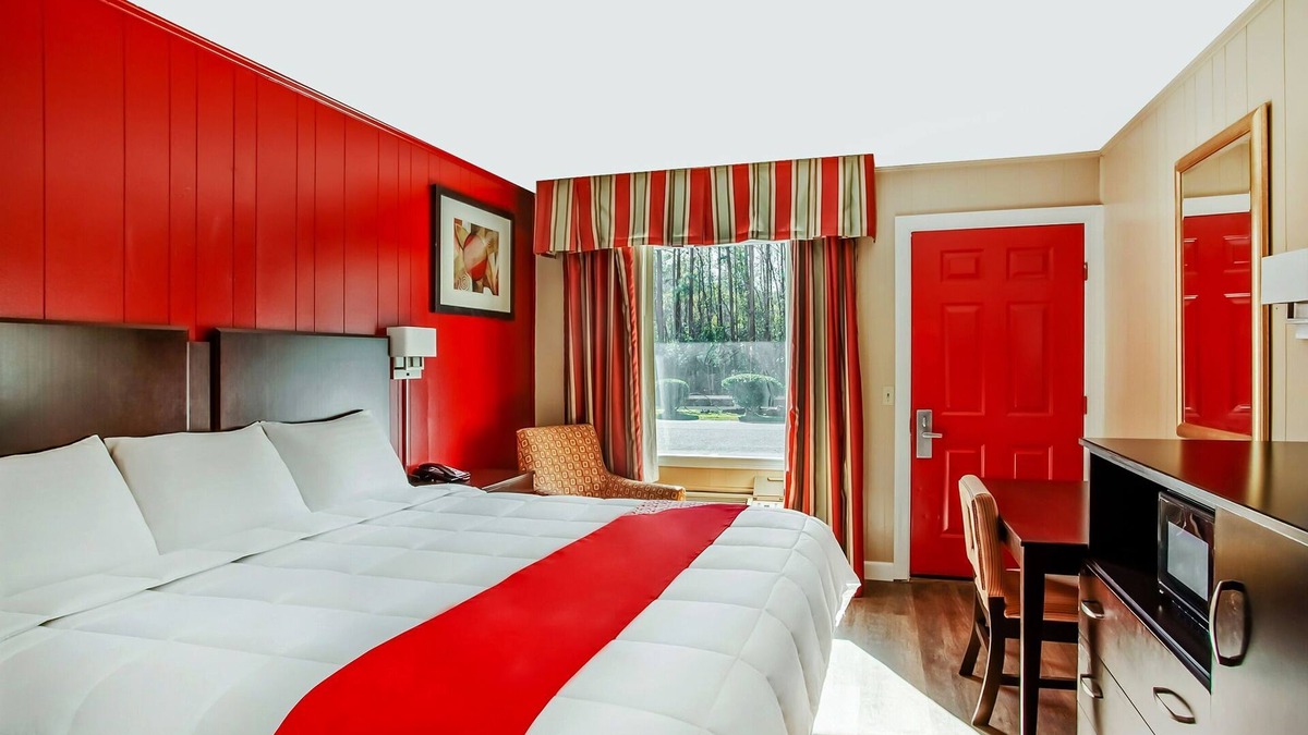 Ridgeland Hotel | Zipline Adventure in Turpin Park! Near Old House Plantation! Free Parking!