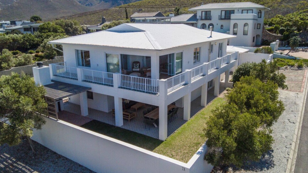 Onrus House | Zo'luha - Spacious family home | Mountain View