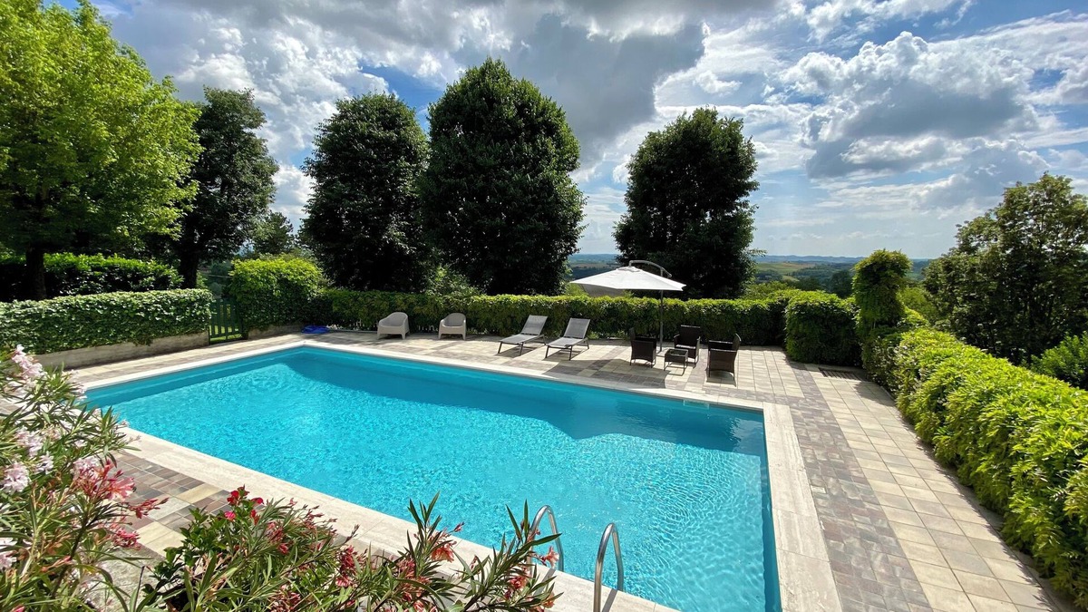 Moncalvo Villa | Zoe's. Country villa. The pleasure to be surrounded by lawn and garden