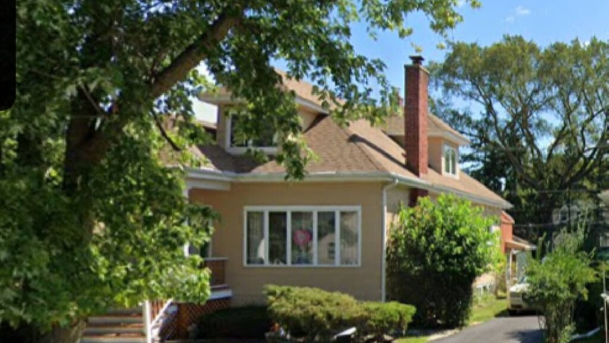 Brookfield House | Zoo Holiday Retreat beautiful home with parking, near train into Chicago.
