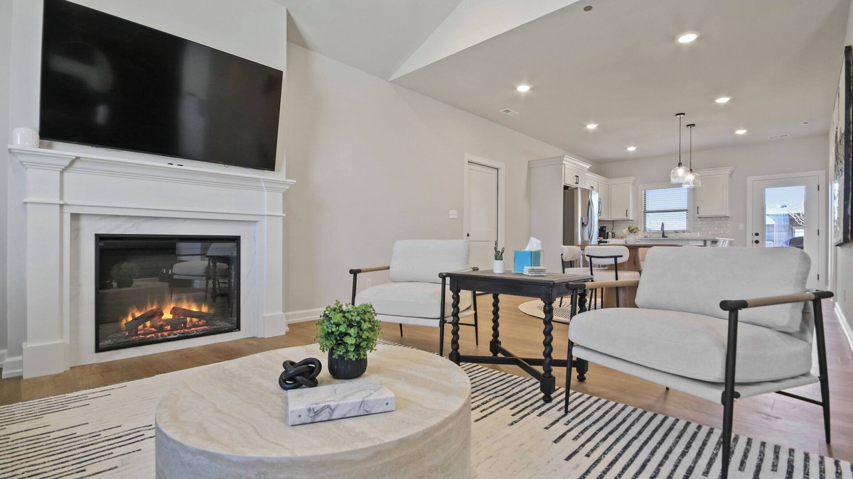Columbia House | Zou Lodge - Stylish Stay 15 Minutes to Mizzou & Downtown