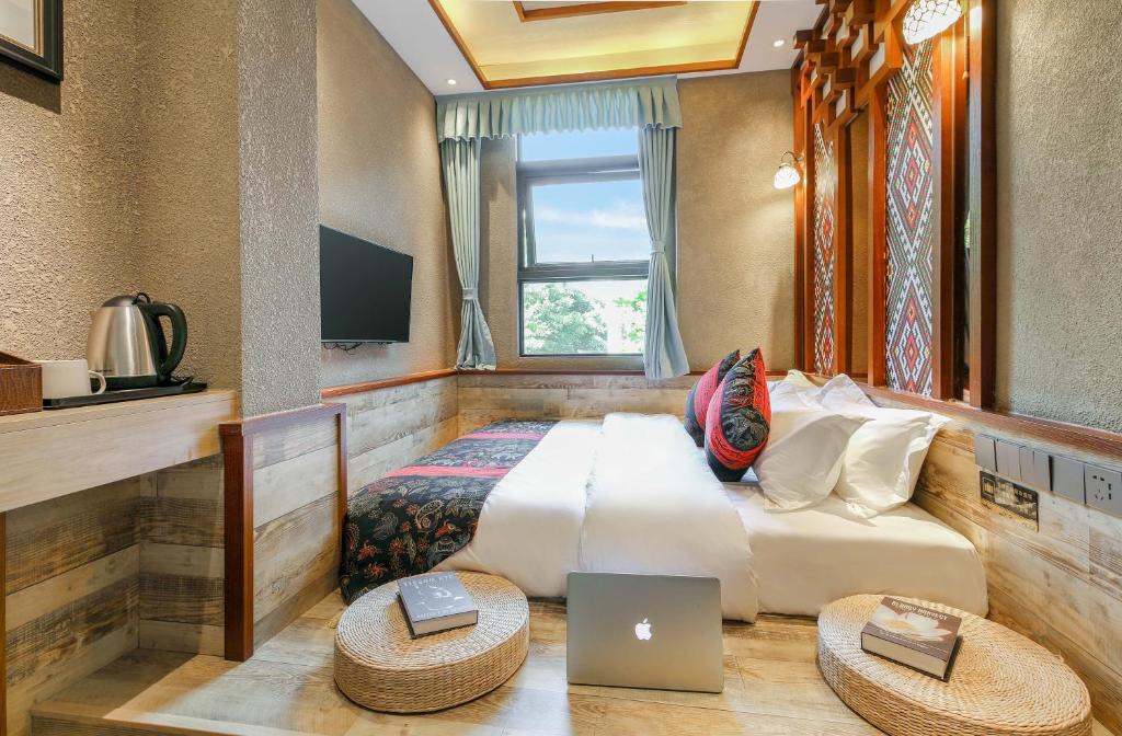 Yuzhong Hotel | Zou Qu Ye Travel Hotel