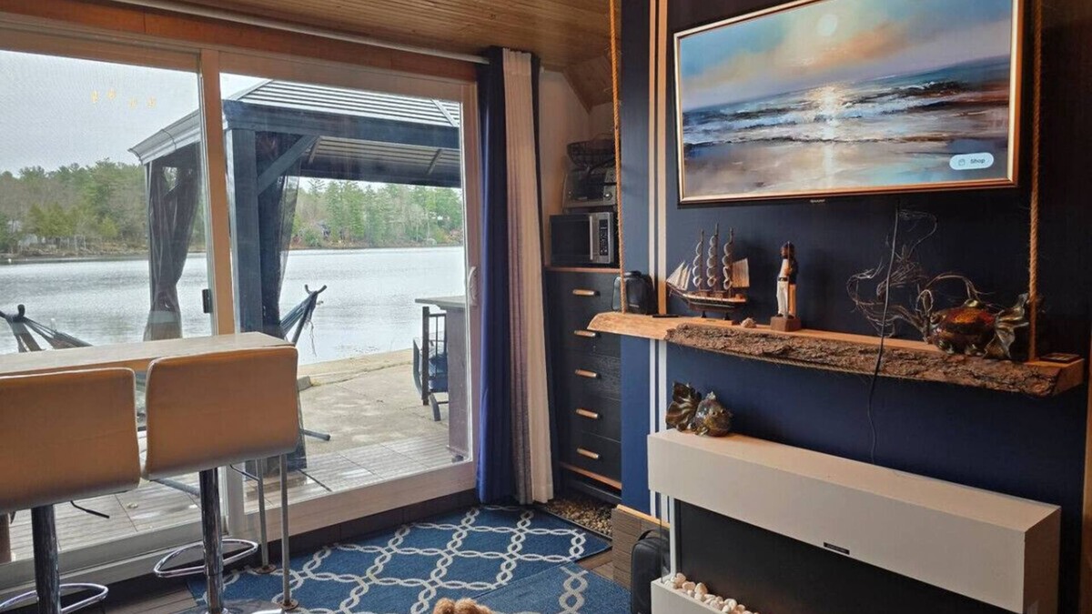 Gravenhurst Condo | Zuka Boathouse with Wood-Burning Hot Tub and Sauna