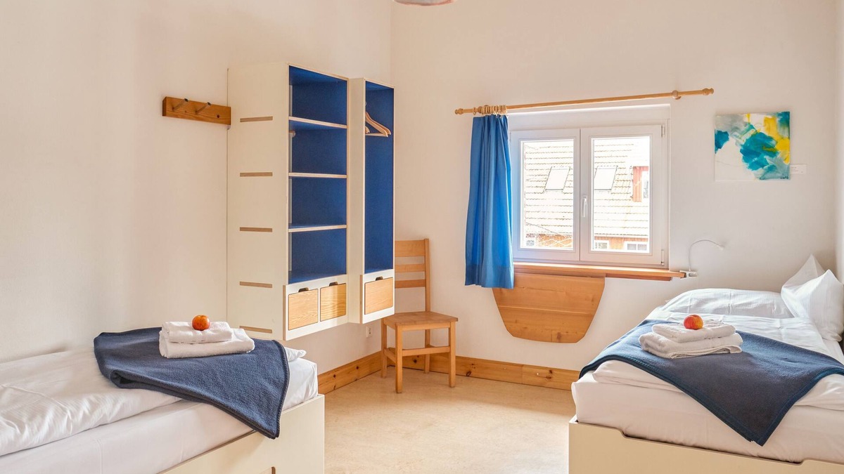 Schwerin Apartment | Zweibettzimmer 1 - Blau - Urlaub auf dem Biohof