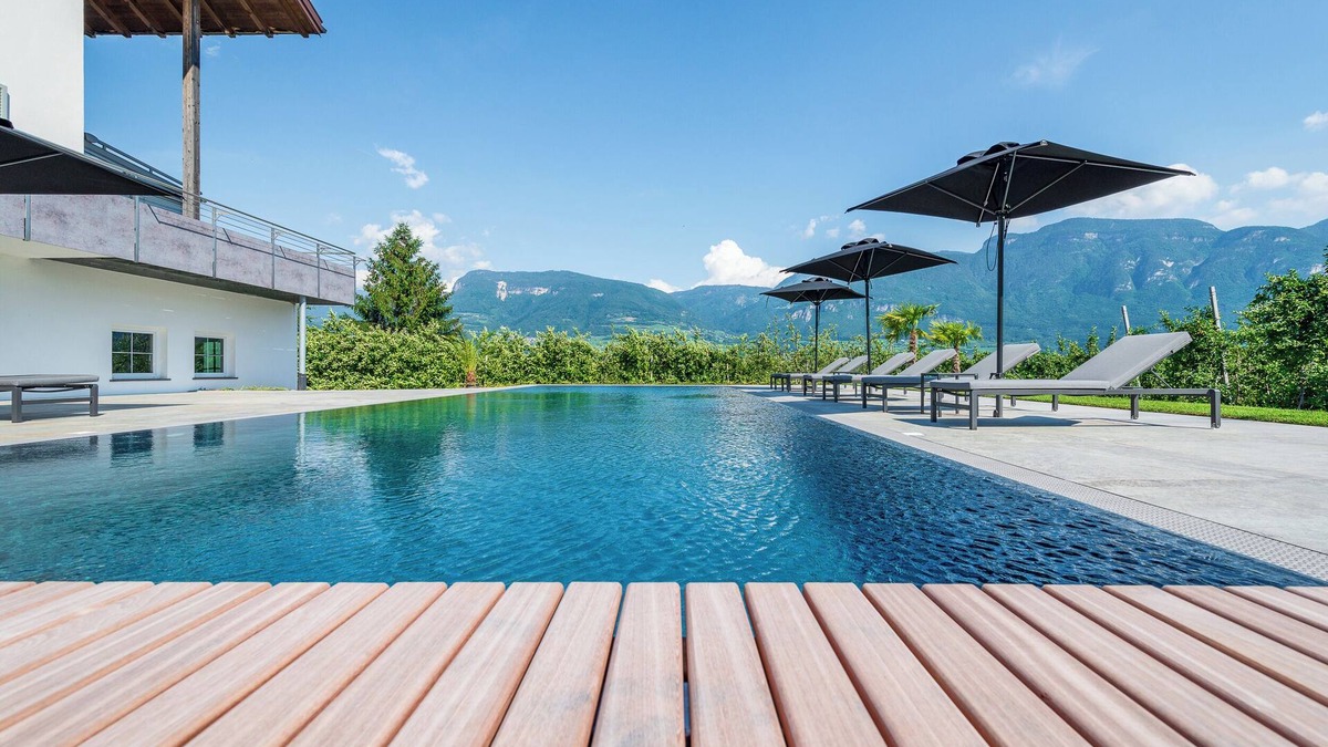 Tramin Apartment | "Zwerger Süden" vacation apartment with balcony, pool and large sunbathing lawn