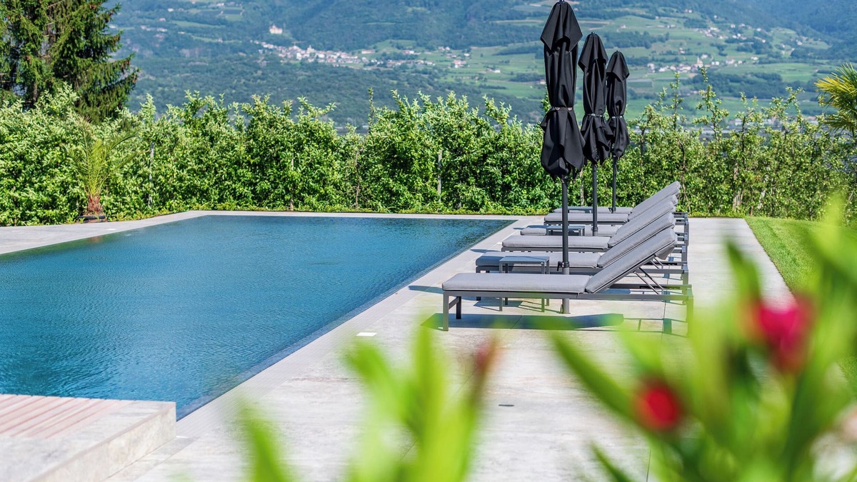 Tramin Apartment | "Zwerger Parterre" vacation apartment with garden terrace, pool and large sunbathing lawn